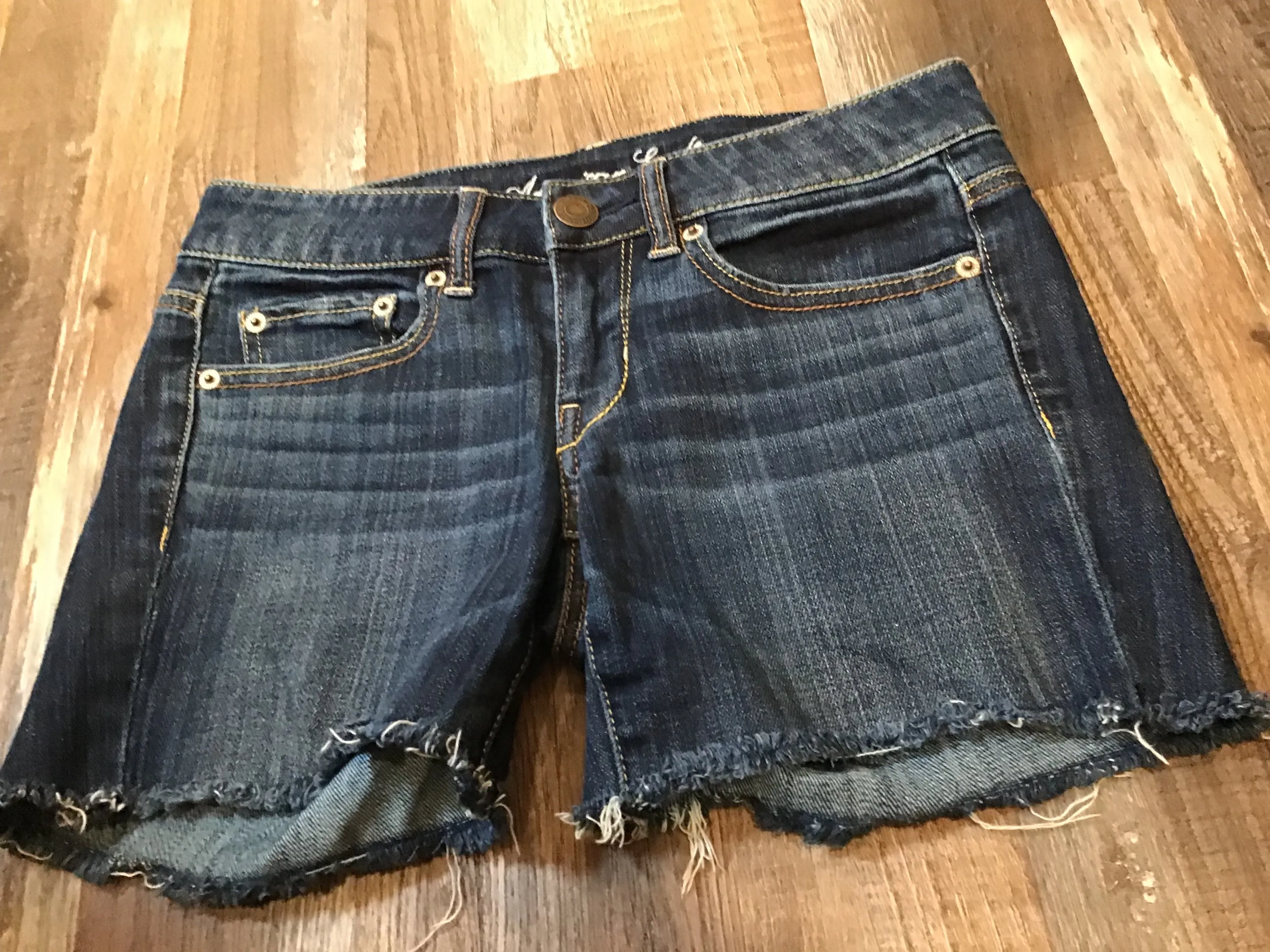 American Eagle Stretch Dark Wash Jean Shorts 5” Inseam Distressed Womens size 2