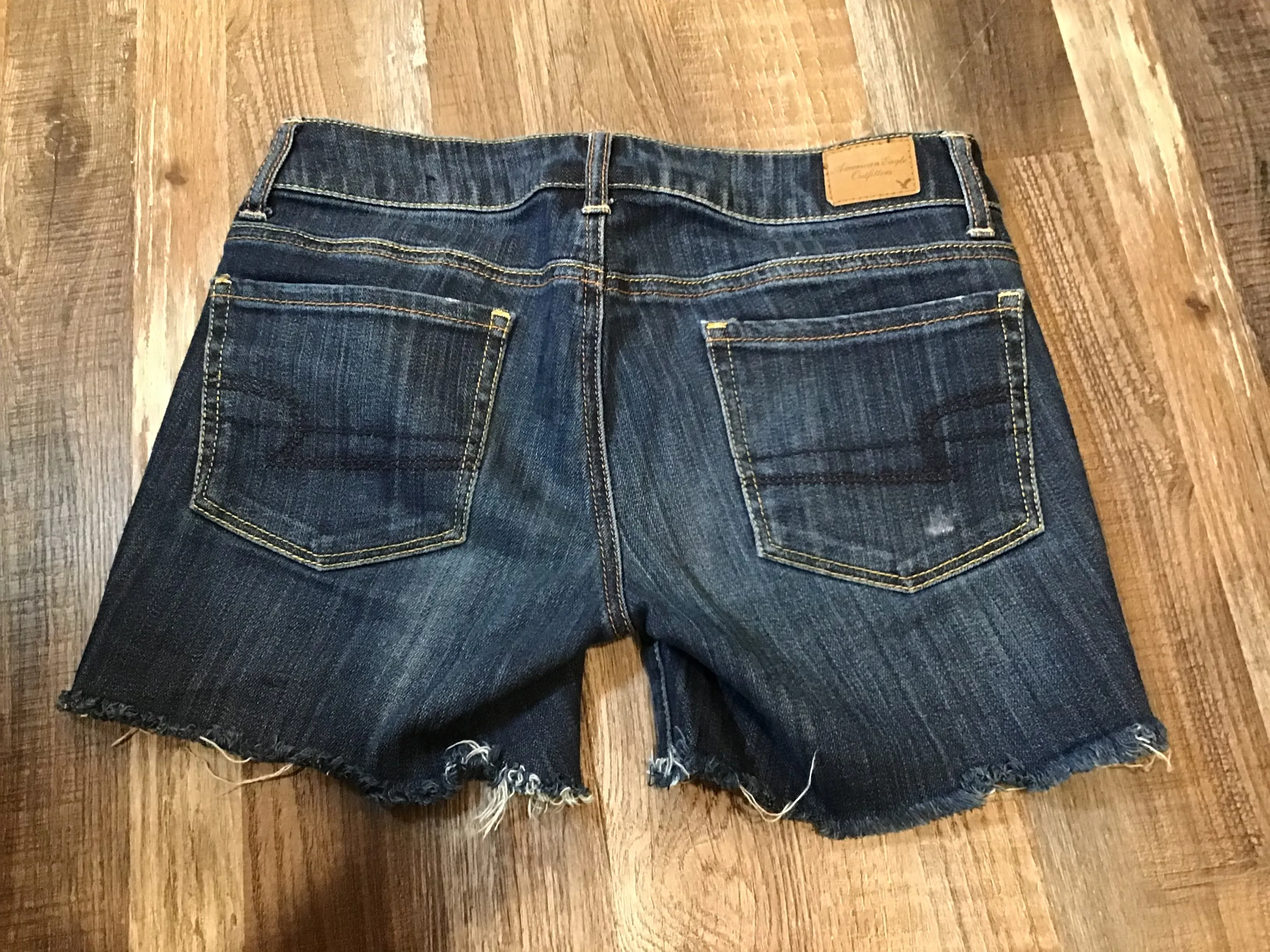 American Eagle Stretch Dark Wash Jean Shorts 5” Inseam Distressed Womens size 2