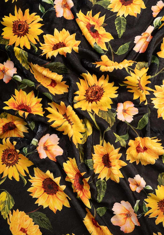 Pop-under Black Sunflower Print Plush Blanket