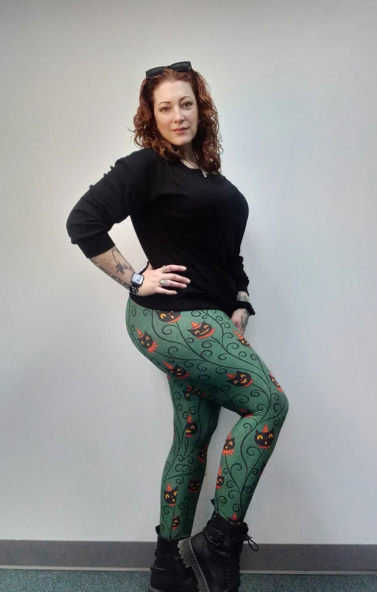 "Creeping Jack Vine" Black Vintage Cat Johanna Parker Exclusive - High-quality Handcrafted Vibrant Leggings