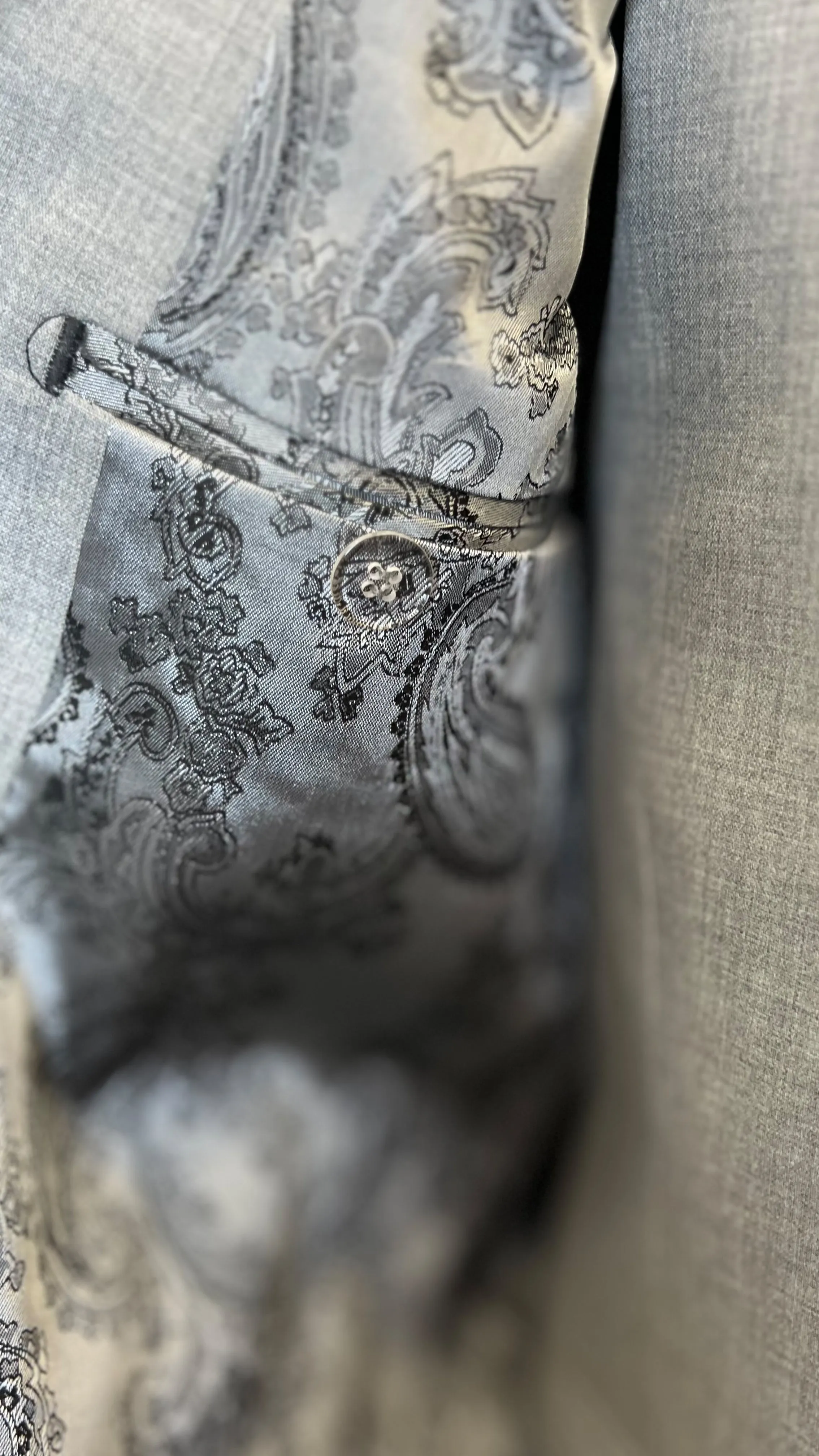 Vercini Men's Luxurious Gray Suit with Paisley Detail