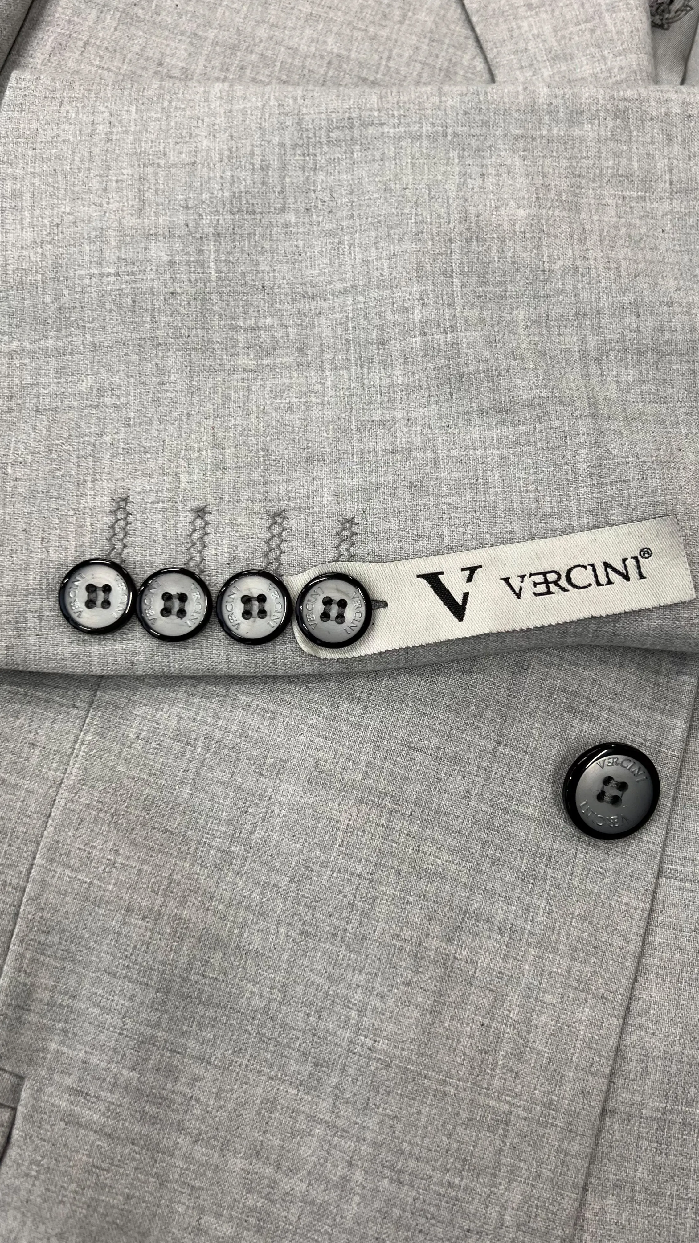 Vercini Men's Luxurious Gray Suit with Paisley Detail